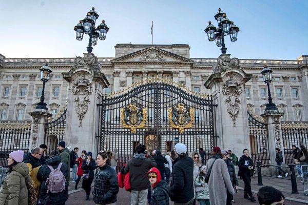 Der-Christkindlmarkt-vor-dem-Buckingham-Palace-ist-fake
