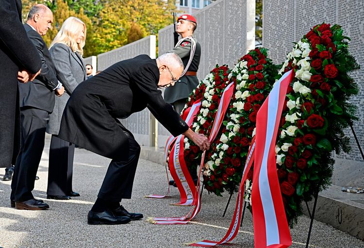 Gedenken An Novemberpogrome Mit Kranzniederlegung Begonnen - Wien ...