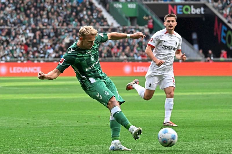 Grüll trifft bei 4:2-Sieg in Wolfsburg erstmals für Bremen - Wimmer fliegt vom Platz