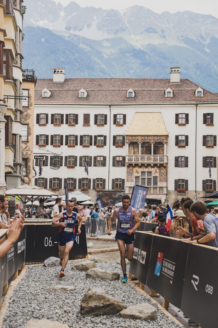 Zwei Läufer vor dem Goldenen Dachl in Innsbruck