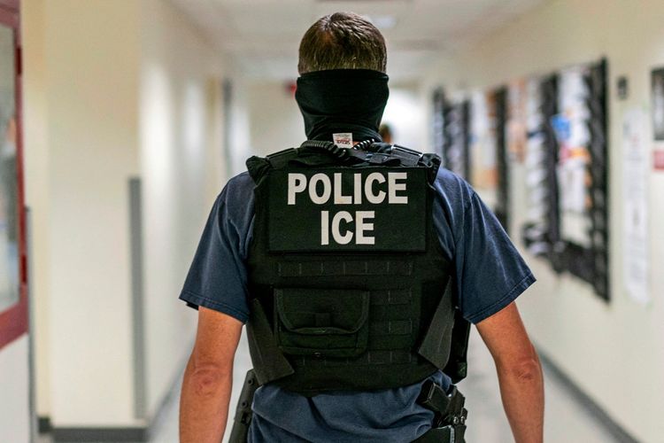 Ein Beamter der Bundesimmigrationsbehörde, gekleidet in eine Weste mit der Aufschrift 