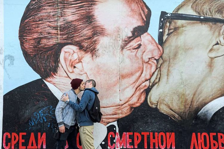 Graffiti Bruderkuss von Leonid Breschnew und Erich Honecker