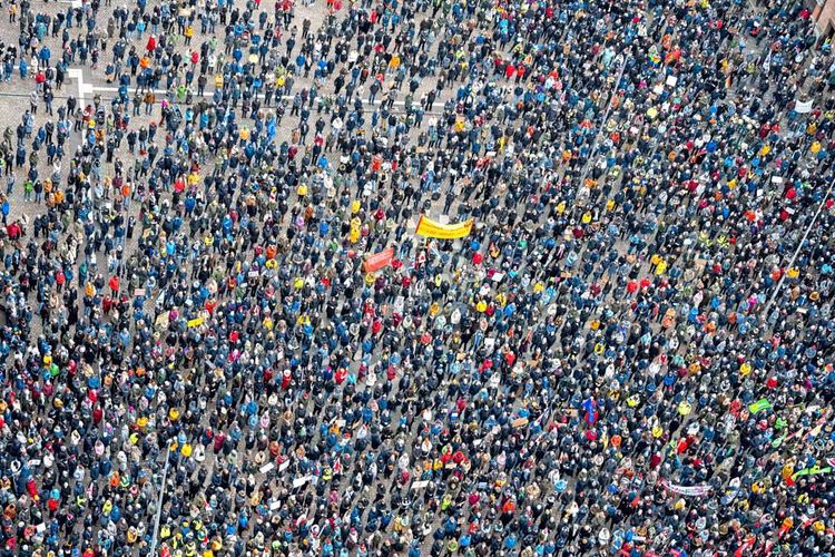 Demonstrierende Menschenmenge in Kiel, aus der Luft von oben fotografiert