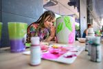Leiche verbrannt, Urne besprüht: Wiener Bestattung lud zur "Graffiti-Challenge" Fünf Artists besprühten und bemalten die Aschegefäße, die nun regulär zu kaufen sind. Eine Jury prämierte ein Sonnenblumen- und ein Kranich-Motiv