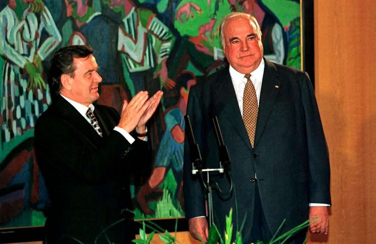 Am 27. Oktober 1998 applaudierte Schröder dem scheidenden Bundeskanzler Helmut Kohl (CDU) anlässlich dessen Amtsübergabe im Kanzleramt in Bonn.