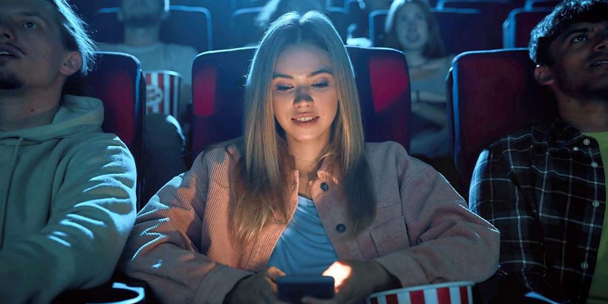 Im Kino aufs Handy schauen: Wir brauchen bessere Manieren im Kino!