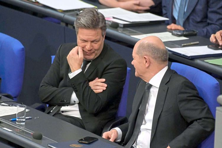 Vizekanzler Robert Habeck und Kanzler Olaf Scholz in der 150. Sitzung des Deutschen Bundestages im Reichstagsgebäude
