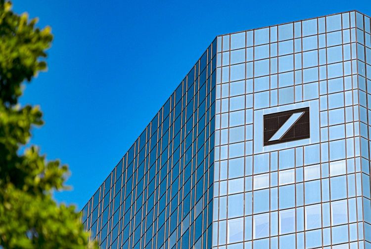 Das Gebäude der Deutschen Bank - das Logo der Bank ist an der Vorderfront zu sehen. 
