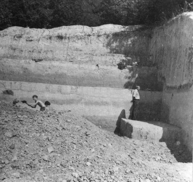 Transcarpathian Palaeolithic Expedition Schwarzweißfoto von Grabungen