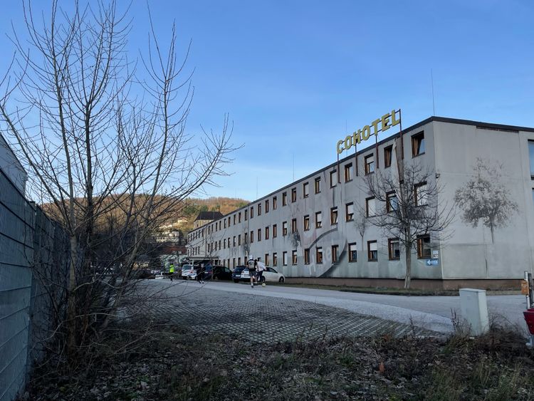 Das graue zweistöckige Cohotel in Steyregg, in dem junge Asylwerber untergebracht sind.