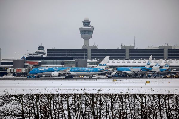 -ber-700-fl-ge-am-flughafen-amsterdam-wegen-schnees-gestrichen
