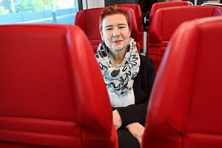 Margit Schratzenstaller, in einem Zug sitzend