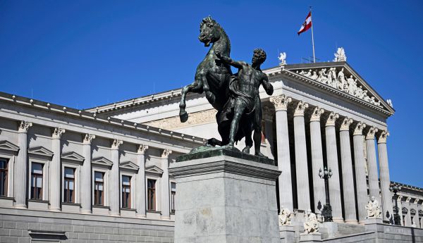 Budget-Parlament-reduziert-ffnungszeiten