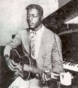 Blind Willie Johnson mit Gitarre in der Hand, schwarz-weiß Aufnahme