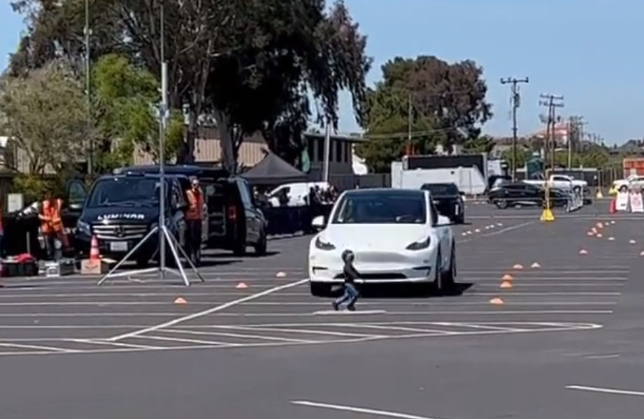 Tesla-Fan sucht Eltern, die Kind für Test von selbstfahrendem System zur Verfügung stellen
