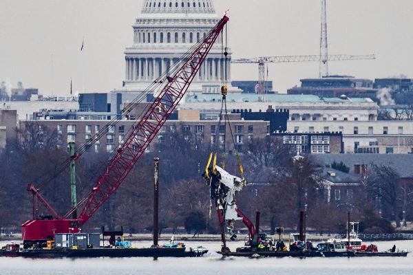Bei-Crash-von-Flugzeug-und-Helikopter-in-Washington-war-wohl-der-H-henmesser-defekt