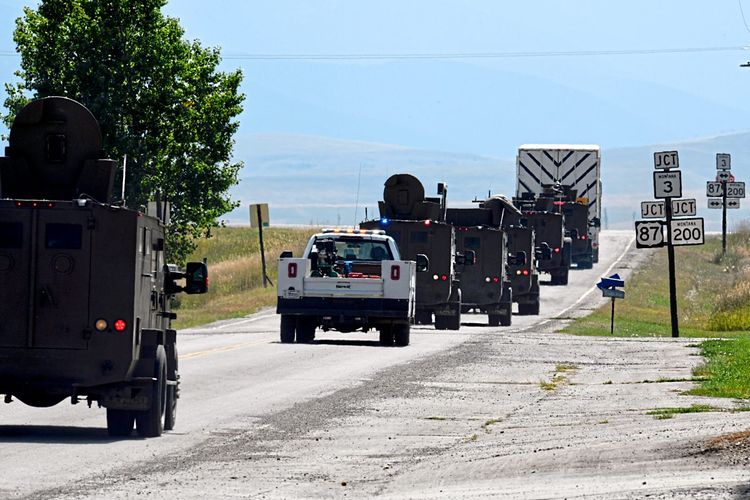 Militärfahrzeuge auf einer Straße beim Transport eines Atomsprengkopfes.