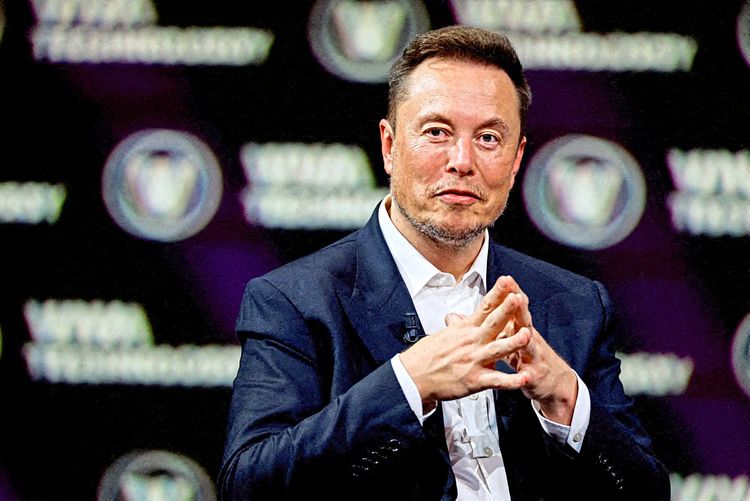 Twitter-Eigentümer Elon Musk mit verschränkten Händen