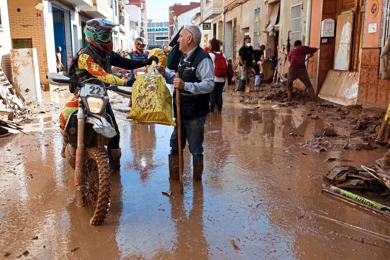 Unwetter in Spanien: Tausende Freiwillige und Soldaten im Einsatz