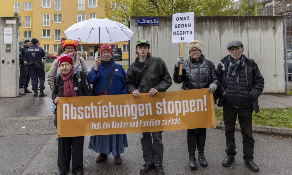 Integrierte Indische Familie Abgeschoben, Kundgebung Mit Verzweifelten ...