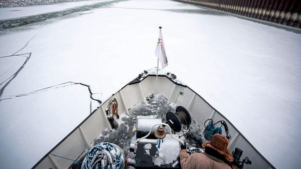 Eisbrecher-im-Wiener-Hafen-im-Dauereinsatz