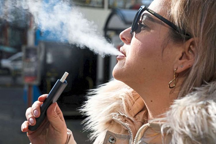 E-Zigarette Frau raucht