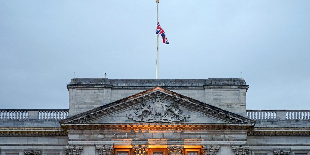 Arrest and controlled explosion near Buckingham Palace - World