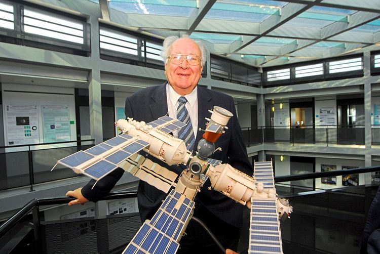 Willibald Riedler, Weltraumforschung Graz, mit einem Modell der Raumstation Mir