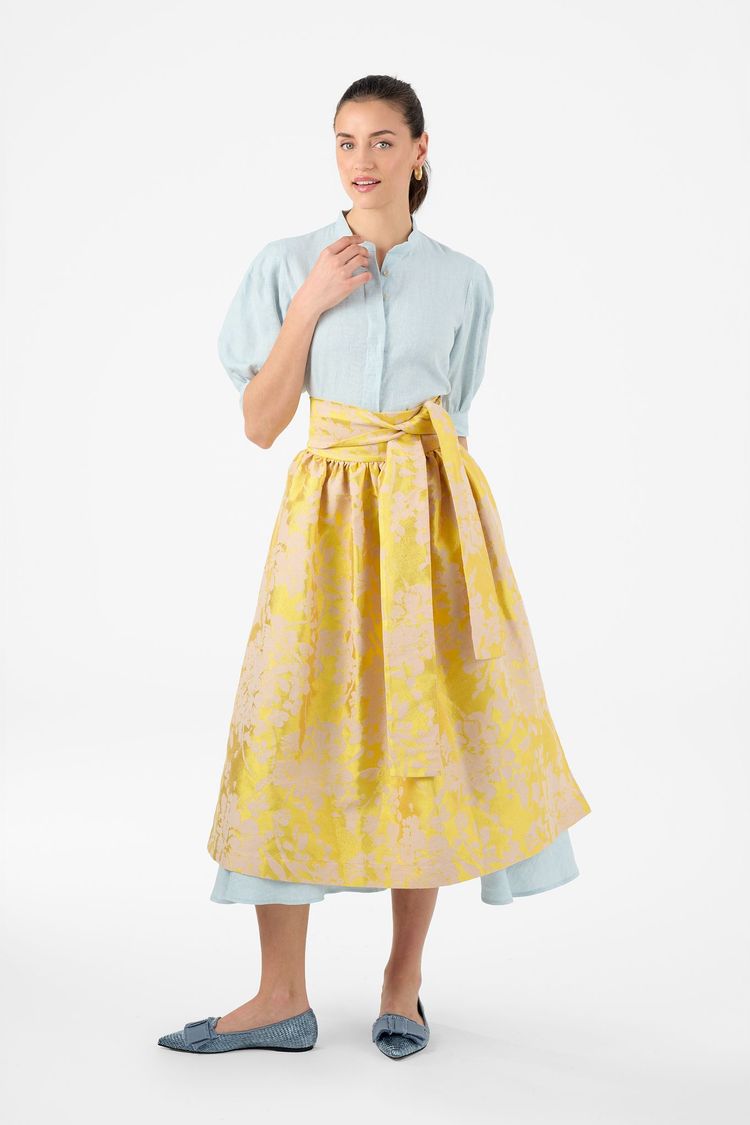Schürze überm Kleid: Das Wiener Label Consches lässt sich von Trachten inspirieren.