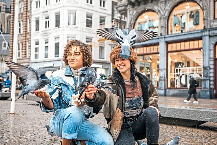 Ein Pärchen in Amsterdam füttert Tauben