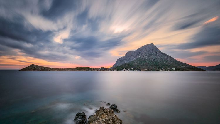 Ein Foto von einem Griechenland Urlaub. Zu sehen ist die Insel Telendos, fotografiert von der großen Nachbarinsel Kalymnos. Das Foto ist eine Langzeitbelichtung mit 199 Sekunden. 