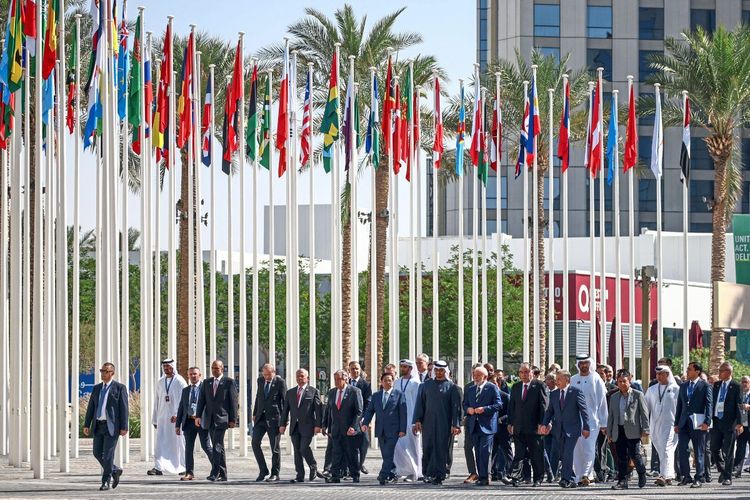 Bild von der Klimakonferenz in Dubai, auf dem nur Männer zu sehen sind.