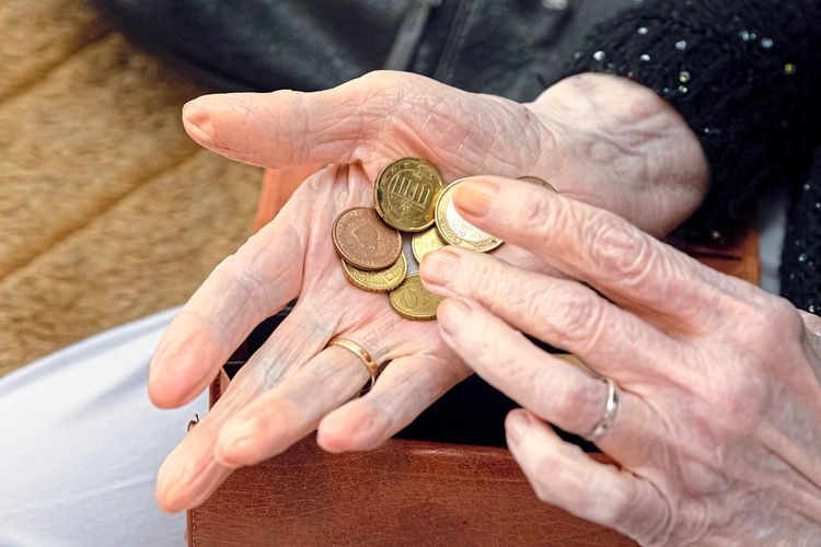 Eine Pensionistin mit Geld in der Hand.