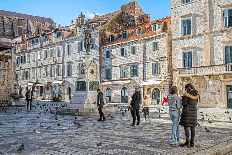 An der Südküste Kroatiens, dort wo sich die Berge vor der Adria auftürmen, befindet sich die von Steinmauern aus dem 16. Jahrhundert umgebene Altstadt von Dubrovnik. Fußgängerfreundliche Einkaufsstraßen, barocke Architektur (vor allem die St.-Blasius-Kirche) und natürlich das glitzernde, azurblaue Meer im Hintergrund verleihen der Stadt ein besonderes Flair.