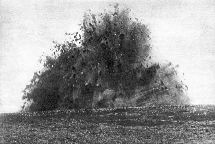 Schwarzweißfoto einer Explosion auf einem Feld