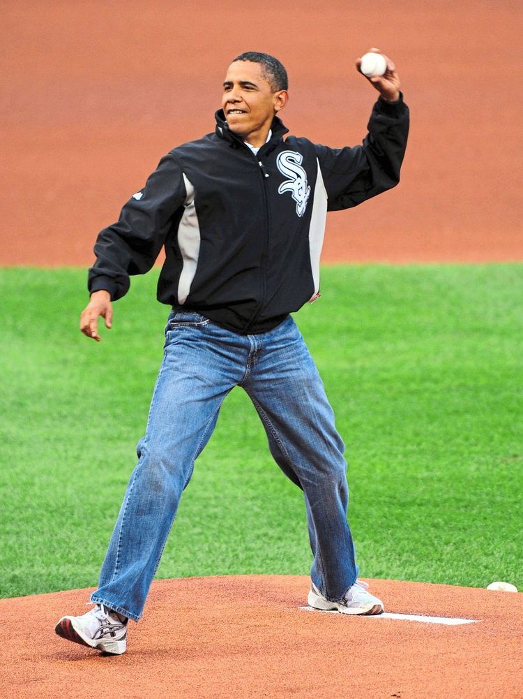 Weite Jeans und Asics-Sneaker: Barack Obamas Outfit aus dem Jahr 2009 ginge heute als zeitgemäßes Outfit durch.