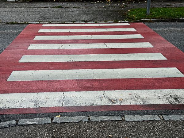 Fu-g-ngerschutz-in-sterreich-Zebrastreifen-zum-Selbstaufmalen