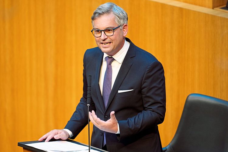 Finanzminister Magnus Brunner (ÖVP) bei einer Rede im Parlament.