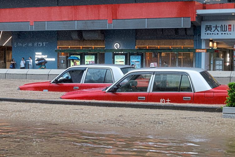 Taxi auf einer überfluteten Straße in Hongkong