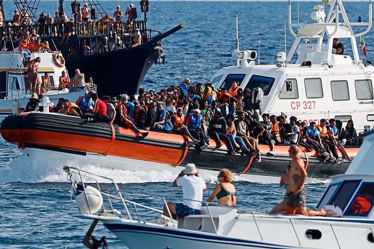 Dutzende Migrantinnen und Migranten an Bord von Booten der italienischen Küstenwache bei Lampedusa.