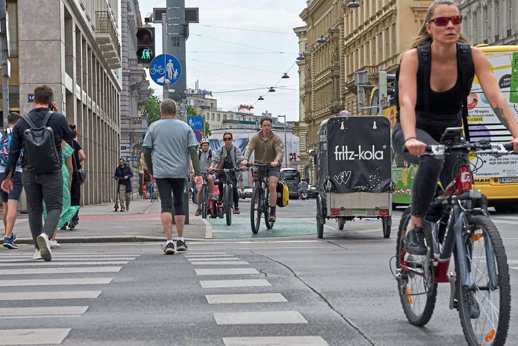 Ein Lastenrad mit einem großen Verbau, auf dem Fritz-Kola steht.