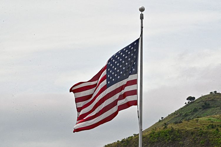 Die US-amerikanische Flagge vor einem Konsulat.