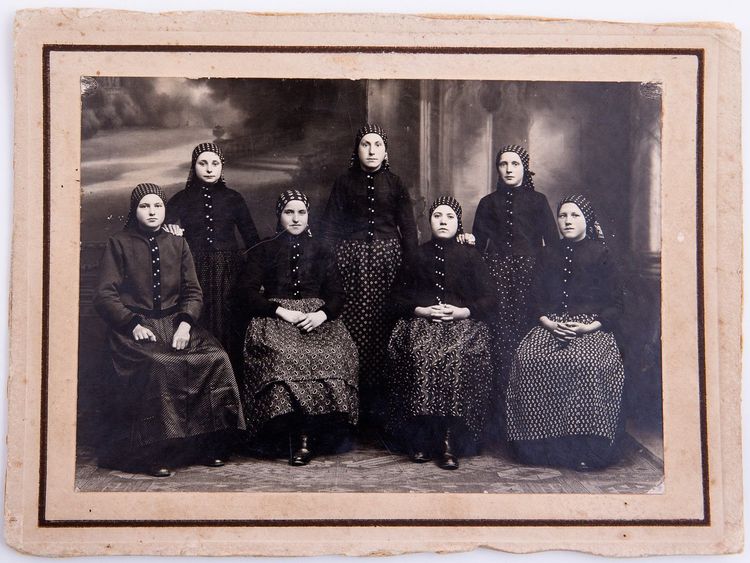 Schwarz-Weiß Foto, sieben Frauen