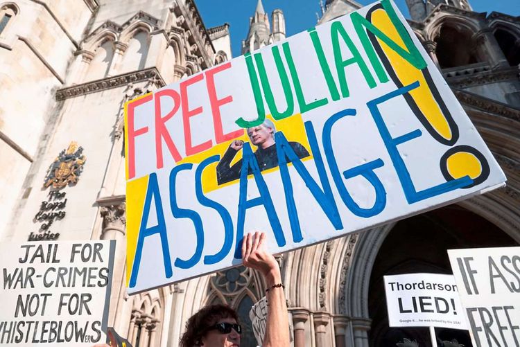 Protestierende halten Plakate für Freilassung Julian Assanges hoch