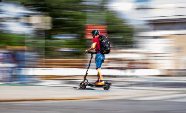 Ab-1-Mai-Helmpflicht-bei-E-Bikes-bis-14-und-E-Scootern-bis-16-Jahren