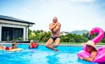 Pro & Kontra: Ein Pool im eigenen Garten Freibäder sperren zu, in vielen Gemeinden wird regelmäßig im Frühjahr das Wasser knapp – trotzdem gönnen sich viele die Abkühlung im eigenen Garten. Zu Recht?