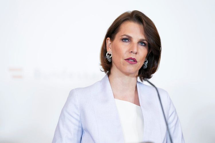 Verfassungsministerin Karoline Edtstadler (ÖVP) versichert, dass das Amtsgeheimnis abgeschafft wird.