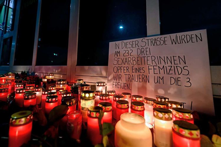 Gedenkkundgebung gegen Femizide einen Tag nach der Tötung von drei Sexarbeiterinnen in Wien-Brigittenau.