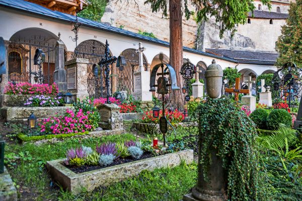 Junge-Menschen-sehen-in-der-Grabpflege-vor-allem-Arbeit