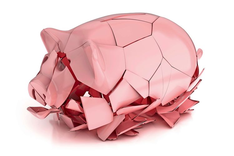 Zerbrochenes rosa Sparschwein aus Keramik, isoliert vor weißem Hintergrund.